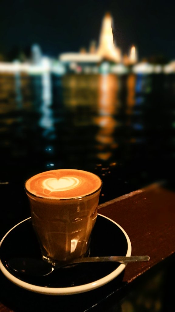 YRoadster88's tweet photo. #ワットポー からほど近い
#ViViTheCoffeePlace 。
こちらは夜8時まで営業してて、低コストで #ワットアルン の夜景が楽しめるオススメ カフェ☕です。
#バンコクカフェ https://t.co/W7ZA2wvuJV