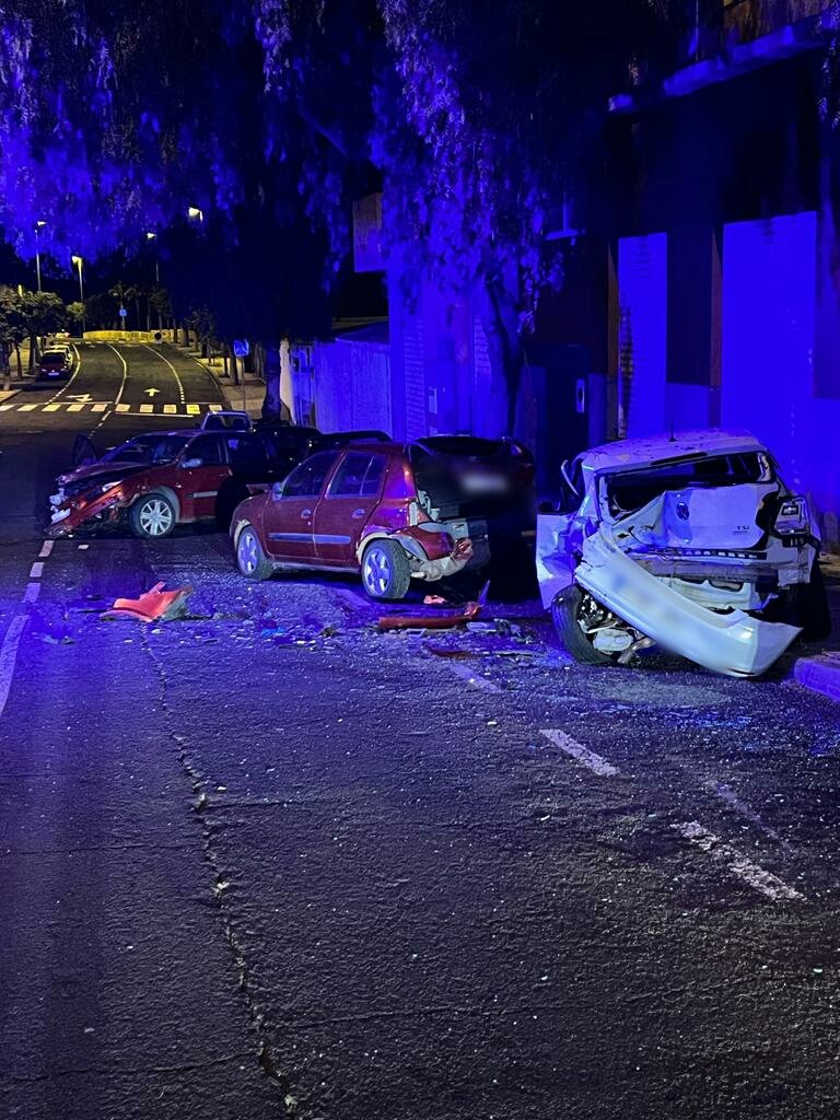 PoliciaLocalSC's tweet image. Anoche se produjo una colisión múltiple en la c/ Faisán en la que estuvieron implicados hasta 4 vehículos. Importantes daños materiales. Instruye #AtestadosSC