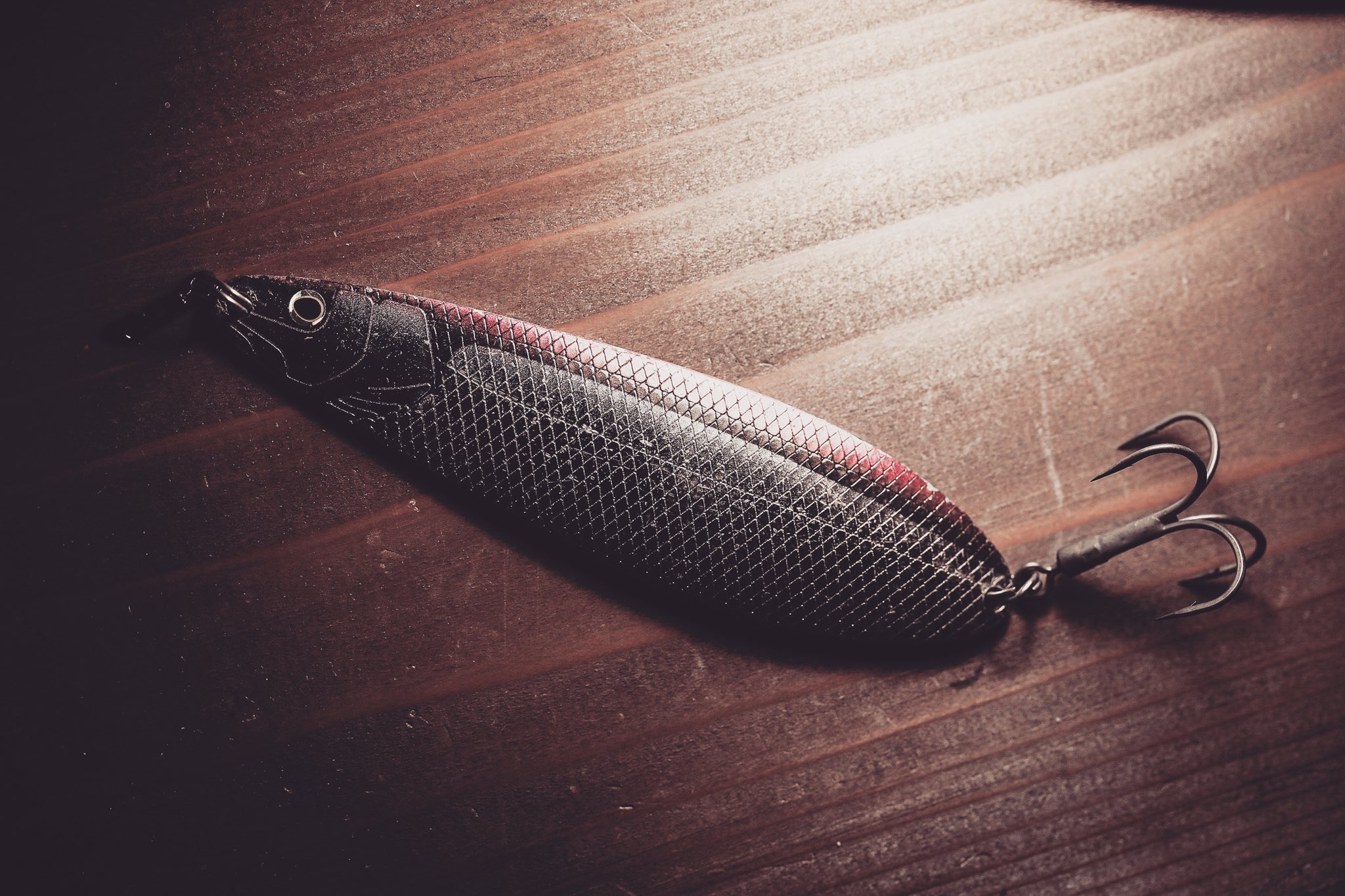 Ryugi 4本フックによる掛かり易さと スイベルアイによるバレにくさを持つピアスクアッド トップウォーターにフィーチャーされがちなこのフックだが これからのシーズン こんな使い方はどうだろうか ピアスクアッド Ryugi リューギ ルアー ビッグ