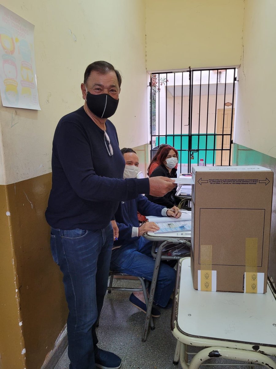 Siempre es una alegría y un deber ejercer el derecho de elegir a quienes nos representan.
Participar es muy importante y en cada escuela todo está preparado para recibir a cada ciudadano.
¡Vamos todos a votar!📦🇦🇷