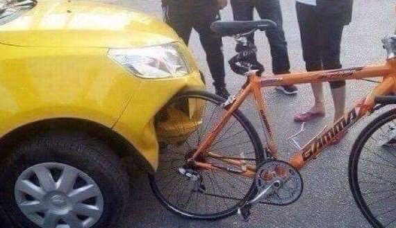 PoliciaGr's tweet image. 🚕 Coche made in China 
🚲 Bici made in Bilbao
Si todo fuera así, los ciclistas 🚴🏻 irían más seguros... Pero va a ser que no.
#Respect 1,5 m. para adelantar + distancia de seguridad.