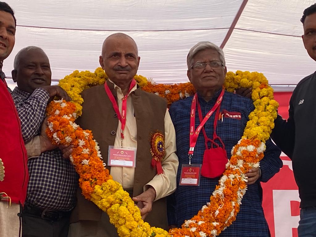 ShivaGopalMish1's tweet photo. NRMU के 73 त्रैवार्षिक अधिवेशन में एस के त्यागी अध्यक्ष और शिवगोपाल मिश्रा सर्वसम्मति से महामंत्री चुने गए ! सभी पुराने पदाधिकारी भी अपने पदों पर बने रहेंगे, दिल्ली से विक्रम सिंह की जगह शफीक को बनाया गया सहायक महामंत्री !
@RailMinIndia
@RailwayNorthern

https://t.co/TS6UIvi4ak https://t.co/CRFnxpJkSt
