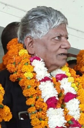 ShivaGopalMish1's tweet photo. NRMU के 73 त्रैवार्षिक अधिवेशन में एस के त्यागी अध्यक्ष और शिवगोपाल मिश्रा सर्वसम्मति से महामंत्री चुने गए ! सभी पुराने पदाधिकारी भी अपने पदों पर बने रहेंगे, दिल्ली से विक्रम सिंह की जगह शफीक को बनाया गया सहायक महामंत्री !
@RailMinIndia
@RailwayNorthern

https://t.co/TS6UIvi4ak https://t.co/CRFnxpJkSt