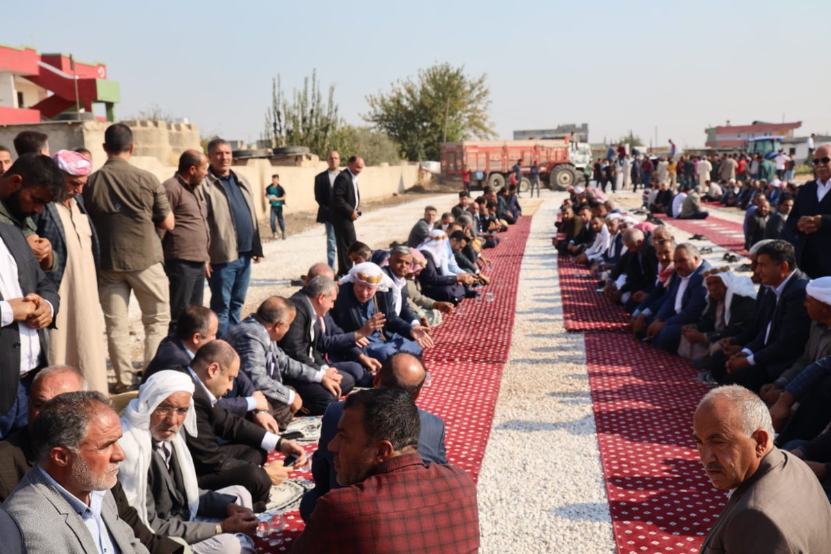 İl Başkanımız <a href="/abdkirikci/">Abdurrahman KIRIKÇI</a>, Büyükşehir Belediye Başkanımız <a href="/zabeyazgul/">Zeynel Abidin BEYAZGÜL</a>, Milletvekillerimiz M.Kasım Gülpınar ve <a href="/ahmetakayurfa/">Ahmet Akay</a> ile birlikte Akçakale ilçemizin Pekmezli Mahallesi'ndeki Barış yemeğine katıldılar.

<a href="/RTErdogan/">Recep Tayyip Erdoğan</a> <a href="/erkankandemir/">Erkan Kandemir</a>