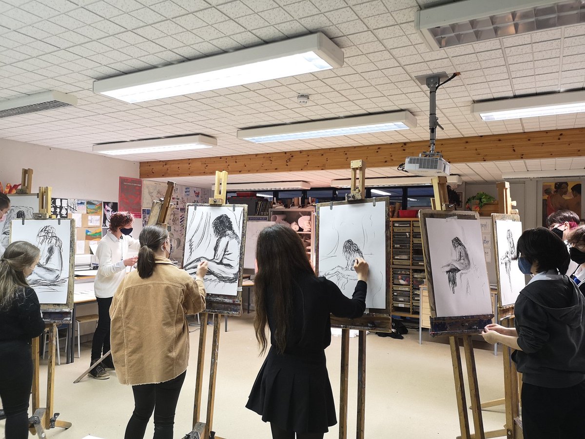Our senior students are learning so much in their life drawing classes led by <a href="/Alex11328187/">Alex Harvey</a> &amp; <a href="/WestLoCollege/">West Lothian College</a>. Great focus and concentration and great to see their observation skills developing! <a href="/Linlithgow_Acad/">Linlithgow Academy</a>