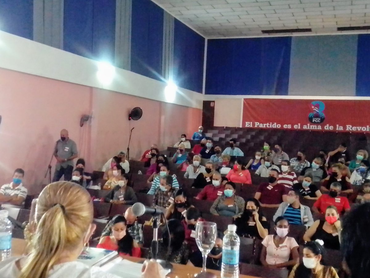 Colina_CTCuba's tweet photo. No se trata de decir que hay que estar en el centro del problema, se trata de ser parte de la solución, de transformar. Intenso debate, se toca la fibra de los azucareros quemadenses y la vergüenza se compromete a tocar la puerta de resultados de antaño. Seguimos en #BalancePCC https://t.co/0aCOBKExMy