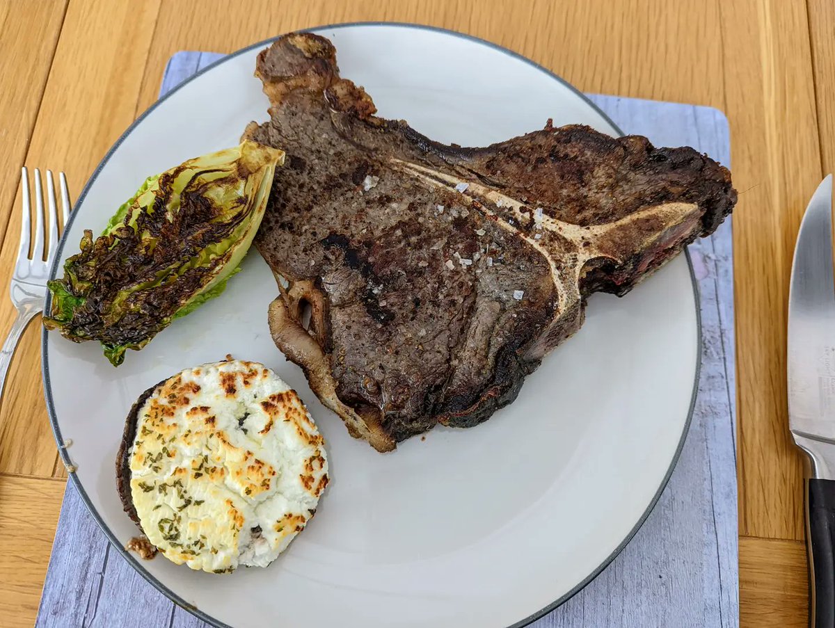 PoetSimon's tweet photo. Sunday steak with goats cheese mushroom
#food #foodporn #homecooked #IMadeThis #homemade #fresh #foodforce #steak #tbone #goatscheese #FATchips #Sundays https://t.co/VK0ip5ColR