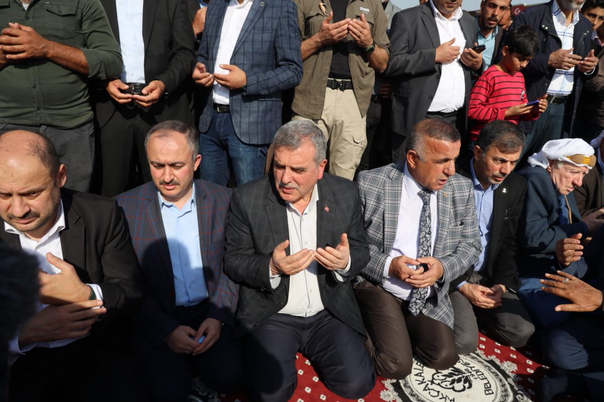 Milletvekillerimiz M. Kasım Gülpınar, <a href="/ahmetakayurfa/">Ahmet Akay</a>, AK Parti Şanlıurfa İl Başkanımız <a href="/abdkirikci/">Abdurrahman KIRIKÇI</a>, Akçakale Belediye Başkanımız <a href="/yalcinkayamehmt/">Mehmet YALÇINKAYA</a>, Kaymakamımız Oltan Bayraktar ve kanaat önderlerinin katılımıyla Maskan ve Dara aileleri arasında düzenlenen barışa katılım sağladık.