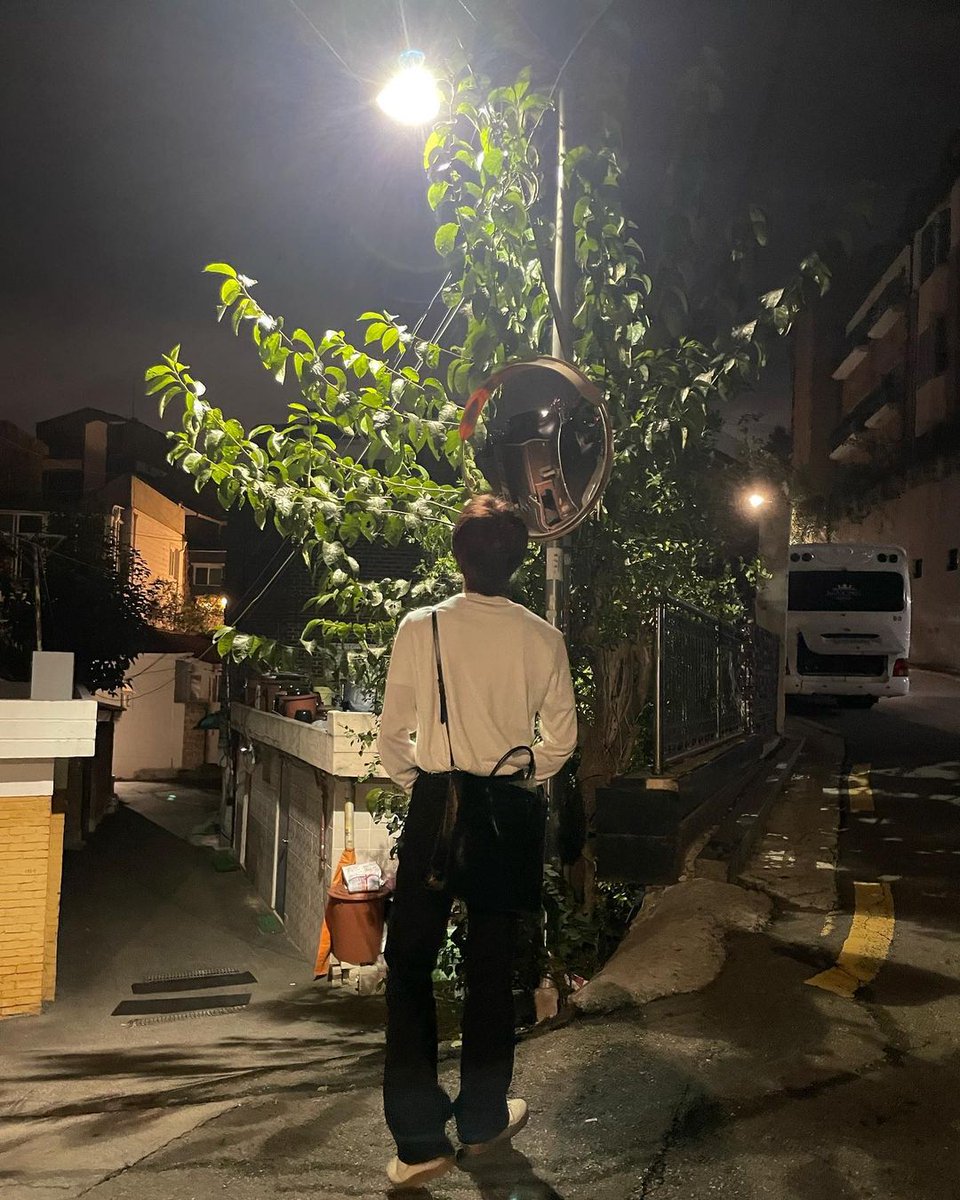 doyouctng's tweet photo. take a walk in the evening and see a good spot with convex mirror for take a picture, so here I am. https://t.co/yqlGXqxgPe