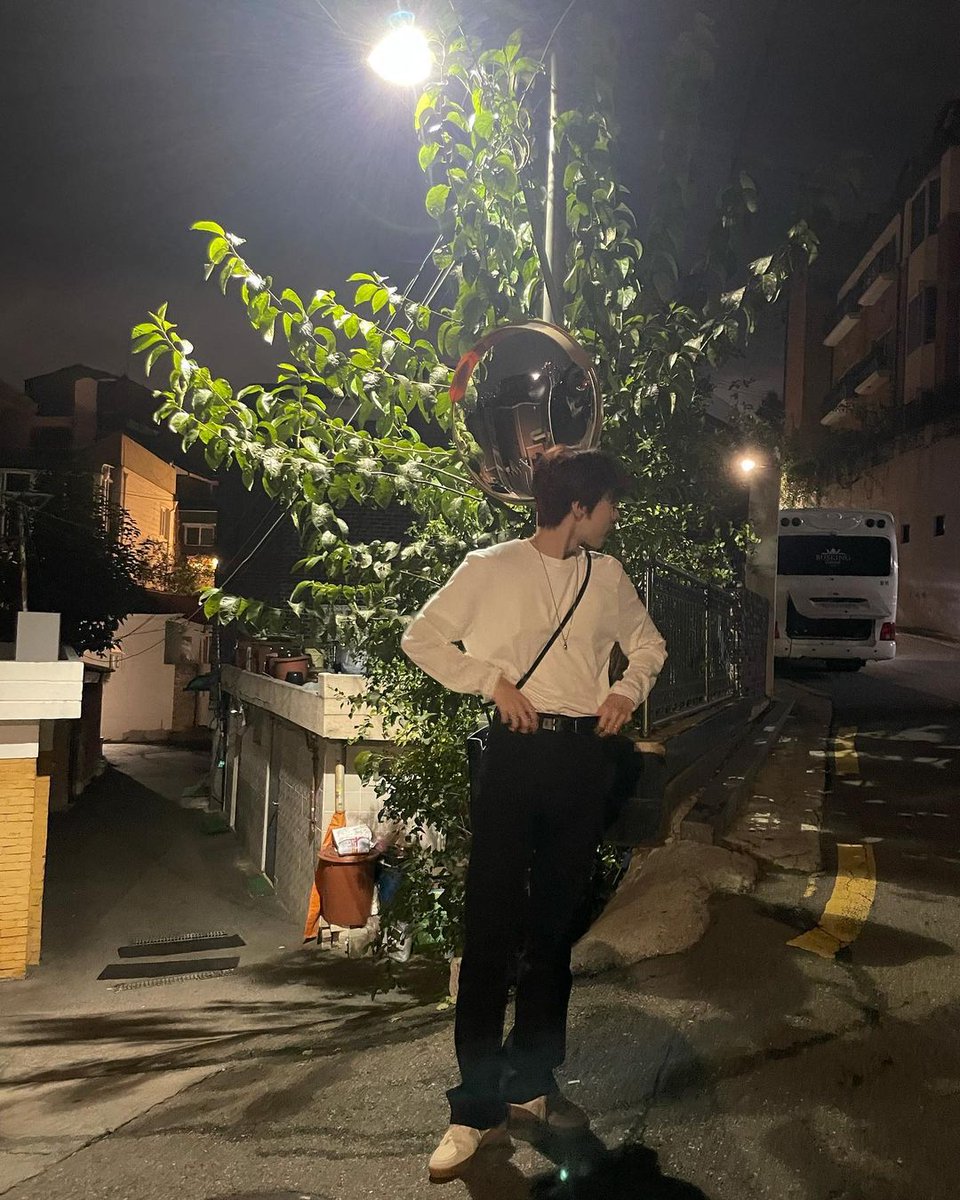 doyouctng's tweet photo. take a walk in the evening and see a good spot with convex mirror for take a picture, so here I am. https://t.co/yqlGXqxgPe