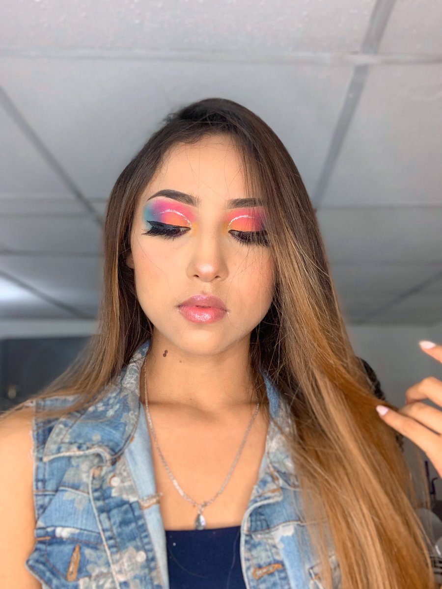 Por aquí también por que estoy obsesionada con mi maquillaje jaja. 😩😍😮‍💨