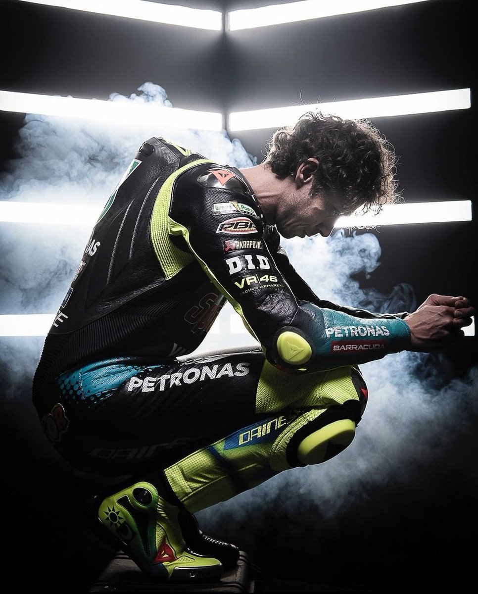 Desmo_33's tweet photo. il 46 più famoso del mondo si ritira, si ritira nella 46esima domenica dell'anno, domenica 14/11/21 (14+11+21 = 46) ed è tutto spettacolare #GrazieVale https://t.co/WpgwGenhek