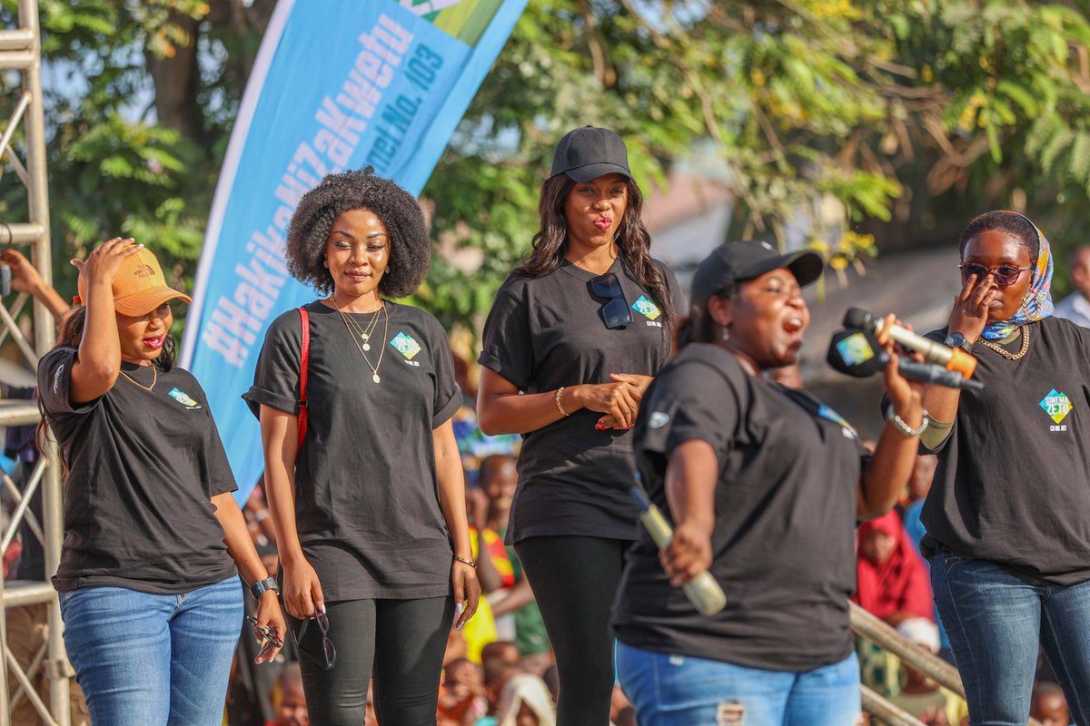 azamtvtz's tweet photo. Warembo wa #TeamKitasa wakitambulishwa hapa, usikose kuitazama tamthiliya hii kila siku ya Jumatatu hadi Alhamis kuanzia saa 1.30 usiku.

Shughuli iko MBASHARA #SinemaZetu kuanzia saa 10.00 Jioni

#JamboJambo #Kombolela #BekiTatu #Kitasa #SinemaZetu https://t.co/Y06MJ5r6ot