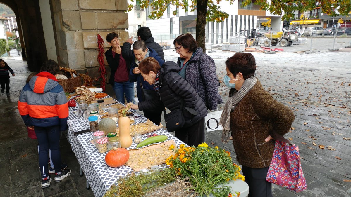 Hazi truke emankorra izan zen atzo plazan zaldibia.org/ZapiakBat/albi…
