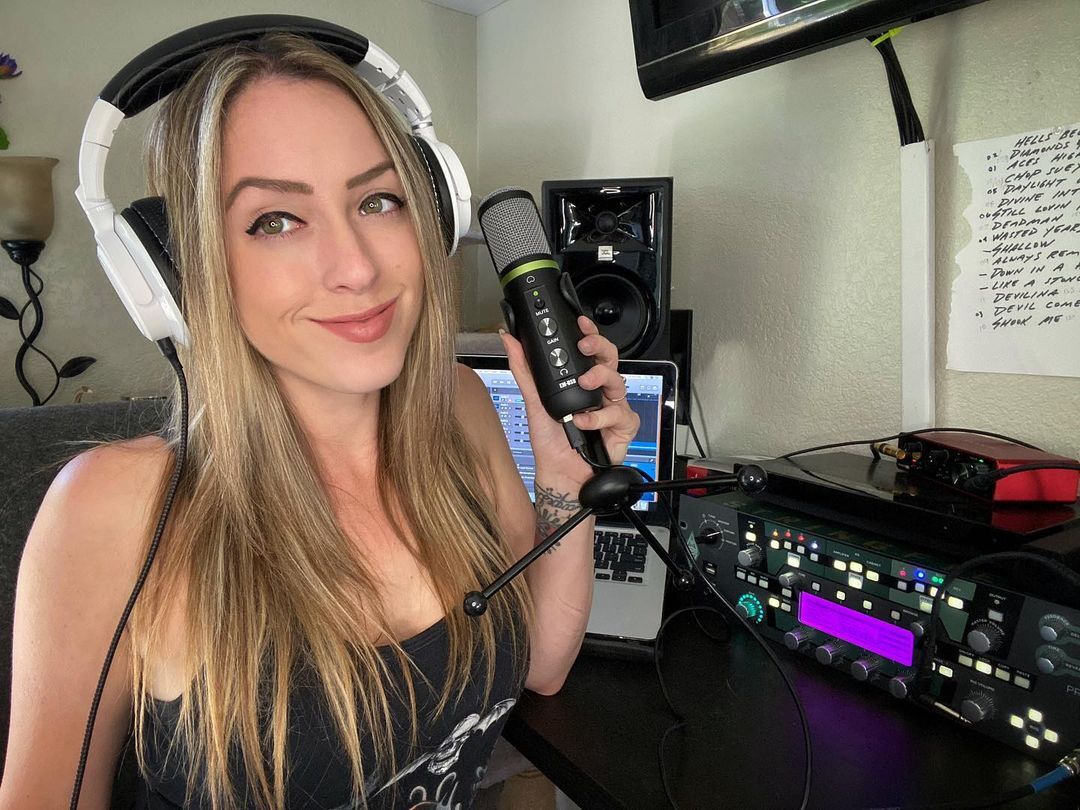 MackieGear's tweet photo. Say cheese! π§
πΈ @nikki_stringfield
#Mackie #SelfieSunday #EleMentForYou #EMUSB #MC350 https://t.co/AYzuVxoEle