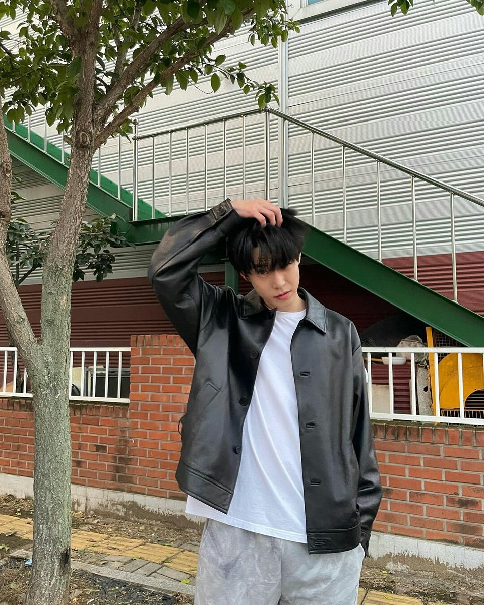 doyouctng's tweet photo. autumn outfit this time with a black leather jacket, I feel like it suits on me. what do you think? but whatever I wear, I still look handsome tho. https://t.co/IWaGs5HKfj
