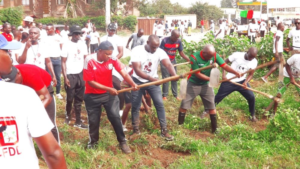 CnddFddYouthBuj's tweet photo. Après une marche effectuée par les jeunes du parti @CnddFdd (#Imbonerakure) depuis les différents quartiers de la @MairieBuja ce samedi 13/11/2021, ces derniers se sont rencontrés aux travaux de développement organisés à la Gare du Nord de #Bujumbura
@cnddfddyouth
 #Burundi https://t.co/nomf9ma7yK