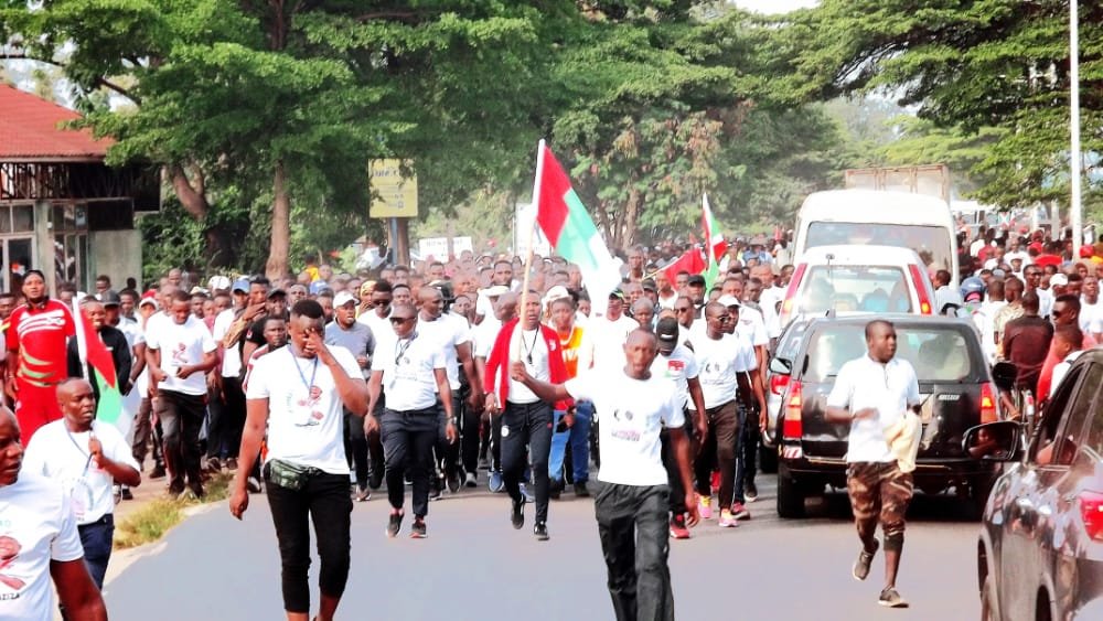CnddFddYouthBuj's tweet photo. Après une marche effectuée par les jeunes du parti @CnddFdd (#Imbonerakure) depuis les différents quartiers de la @MairieBuja ce samedi 13/11/2021, ces derniers se sont rencontrés aux travaux de développement organisés à la Gare du Nord de #Bujumbura
@cnddfddyouth
 #Burundi https://t.co/nomf9ma7yK