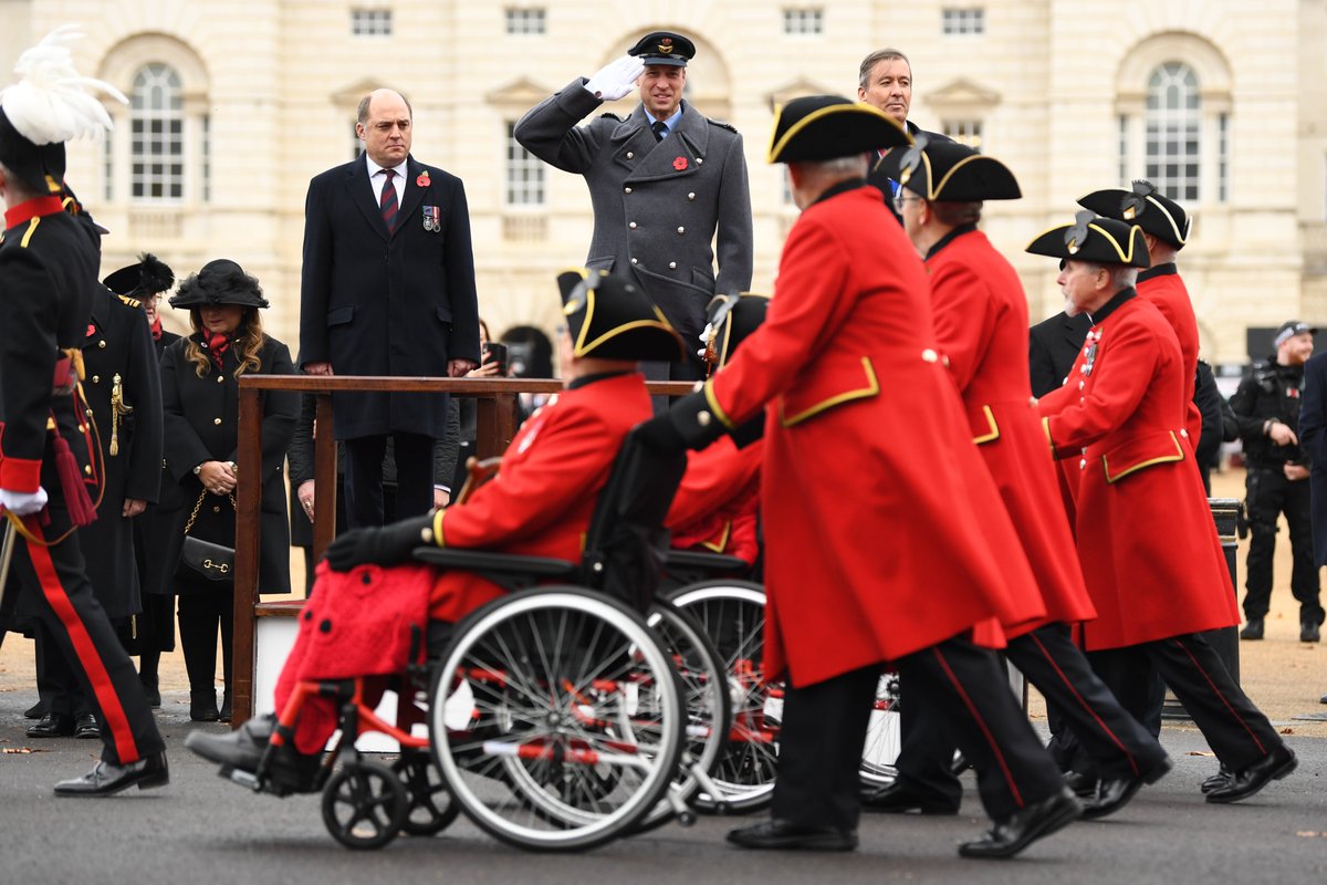 RoyalFamily's tweet image. At the going down of the sun and in the morning

We will remember them.

#RemembranceSunday #LestWeForget 

royal.uk/remembrance-20…