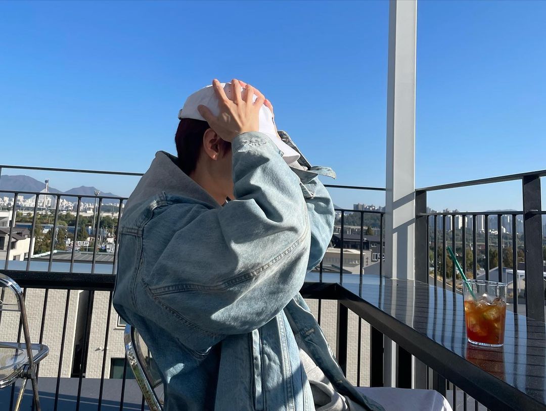 doyouctng's tweet photo. today I spent time resting alone while enjoying a glass of iced drink, I also didn't forget to take pictures because the sky was beautiful. but my face is just as beautiful right? https://t.co/kNatPVidrC
