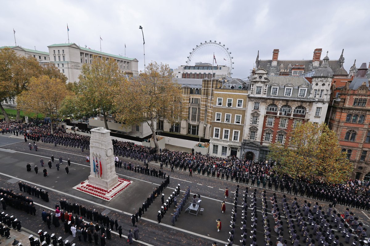 RoyalFamily's tweet image. At the going down of the sun and in the morning

We will remember them.

#RemembranceSunday #LestWeForget 

royal.uk/remembrance-20…