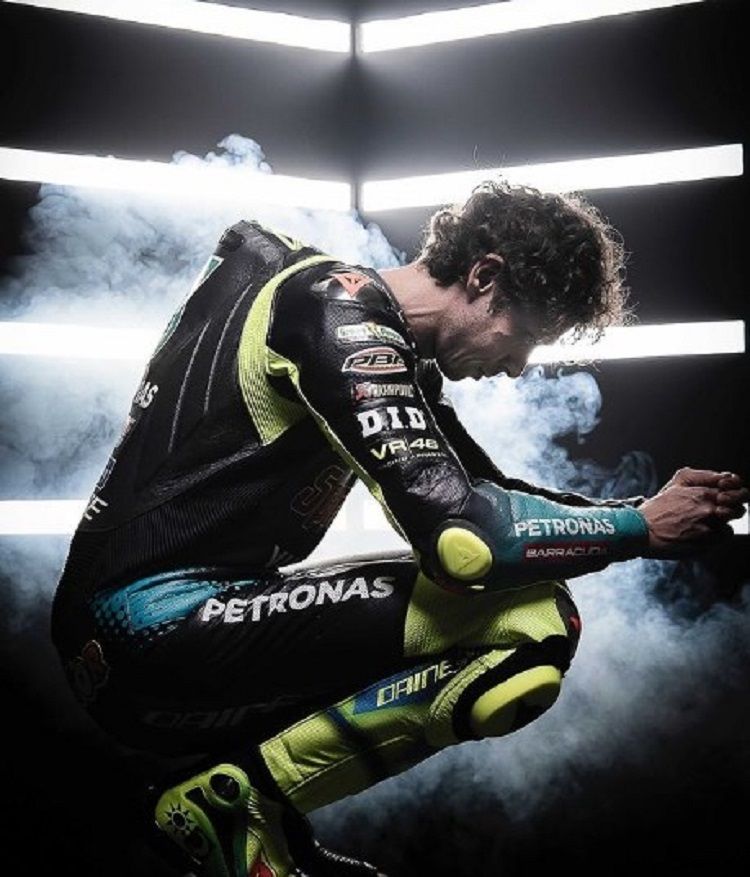 MasRend's tweet photo. Terima kasih telah memberikan kami hiburan di arena pacu MotoGP. Sejarah akan mencatat namamu #GrazieVale #MotoGP #ValentinoRossi https://t.co/E478BuAEGM
