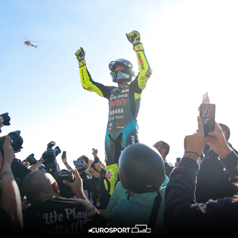 Eurosport_IT's tweet photo. Difficile trovare le parole giuste in un momento così: GRAZIE di tutto Vale! 🥺💛

#GrazieVale | #MotoGP | #Rossi | #VR46 | #ValenciaGP https://t.co/fWNndjzmri