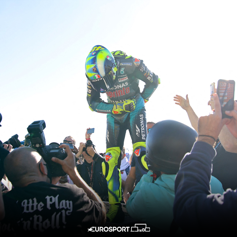 Eurosport_IT's tweet photo. Difficile trovare le parole giuste in un momento così: GRAZIE di tutto Vale! 🥺💛

#GrazieVale | #MotoGP | #Rossi | #VR46 | #ValenciaGP https://t.co/fWNndjzmri