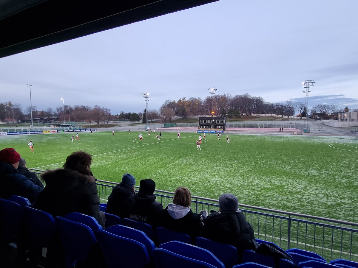 Nardo tar farvel med PostNord-ligaen, 13 år etter opprykket i 2008. Med mindre de da vinner med 13 mål. Symbolikk. Kampen går på Koteng Arena - uten tilgang på resultattavle. Litt usexy slutt på 2.div-eventyret.