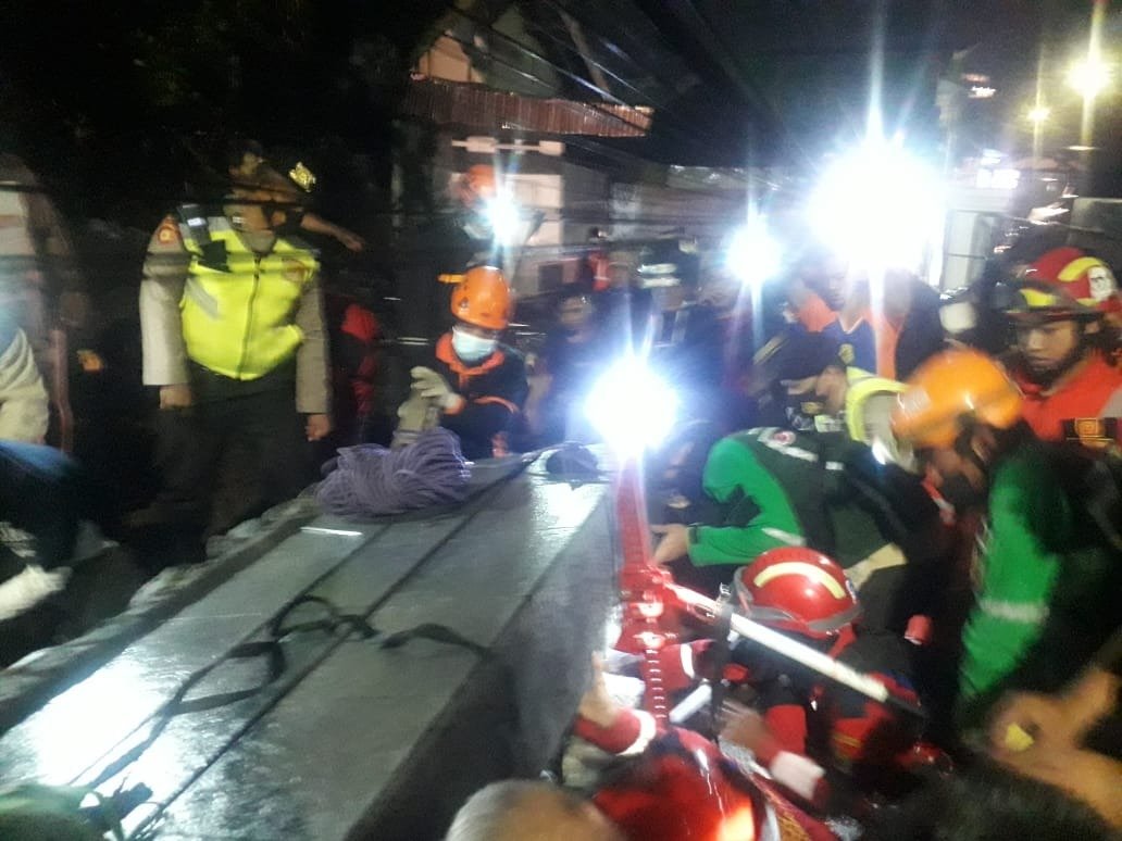 #Infokejadian kami menerima laporan masuk bahwa pagar dinding roboh menimpa Ibu &amp; kedua anaknya (1 umur 8ᵗʰ luka parah pd bagian kaki &amp; balita umur 2ᵗʰ luka ringan pd bagian kepala) sementara Ibunya luka parah pada bagian kaki, saat ini semua korban sudah dirujuk ke RSSA..