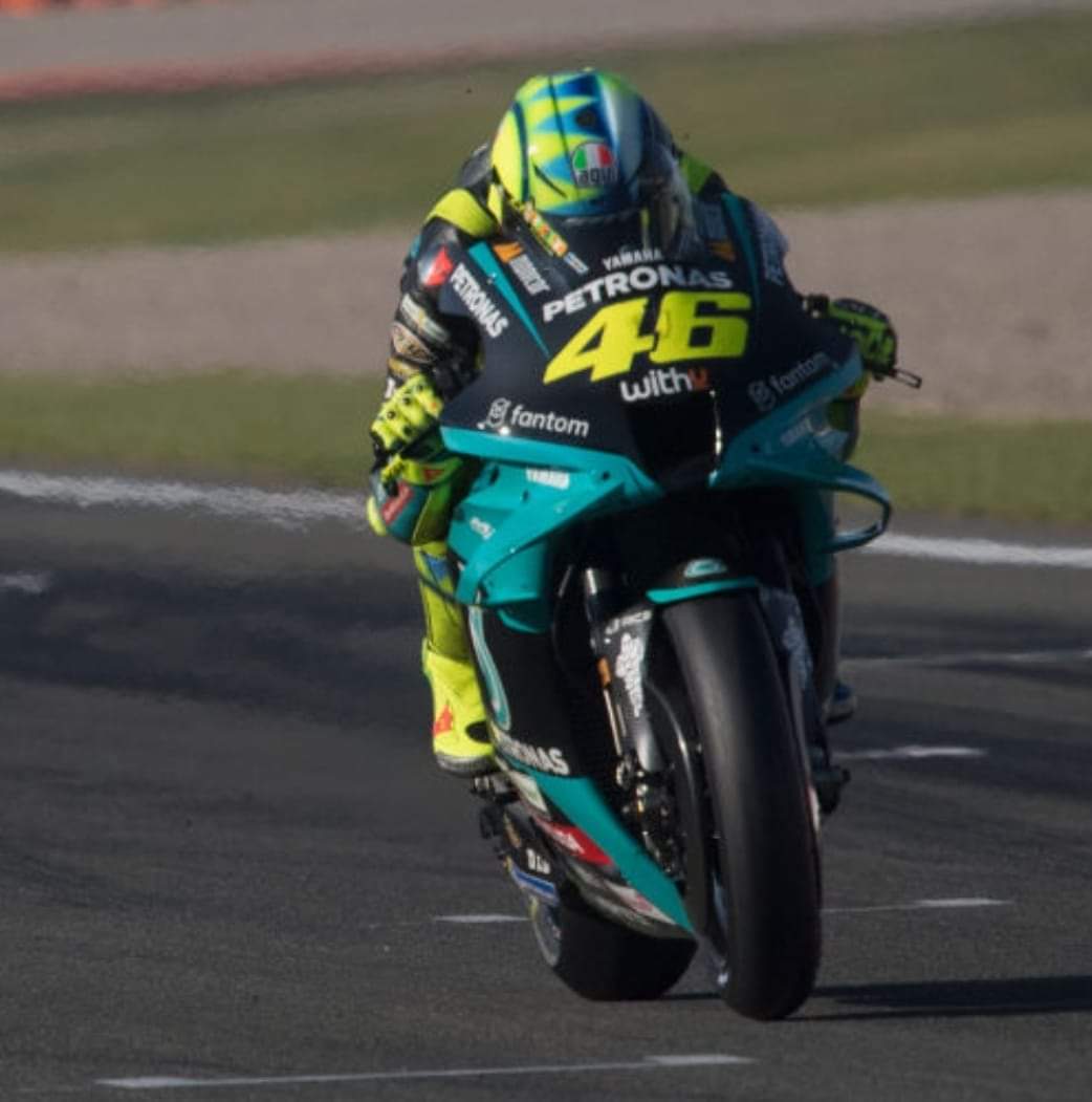 ChiamarsiBomber's tweet photo. L'ultimo traguardo è stato tagliato.
La storia ora è leggenda. #ValentinoRossi https://t.co/HJmSK2Zk7e