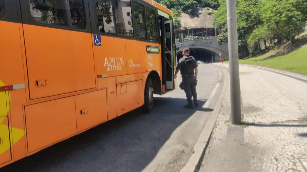 PMERJ's tweet photo. Visando coibir os roubos no interior de coletivos, a @PMERJ, através dos policiais que atuam no #GPTOU, intensifica as abordagens e revistas nos pontos mais sensíveis do #Rio.
Veja a ação do #2BPM, neste domingo! https://t.co/vpomx3ZTI7