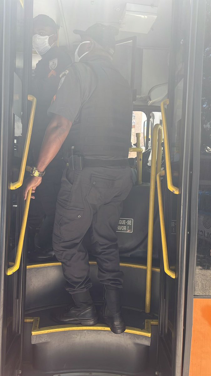 PMERJ's tweet photo. Visando coibir os roubos no interior de coletivos, a @PMERJ, através dos policiais que atuam no #GPTOU, intensifica as abordagens e revistas nos pontos mais sensíveis do #Rio.
Veja a ação do #2BPM, neste domingo! https://t.co/vpomx3ZTI7
