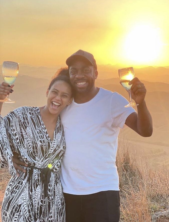 tracklist's tweet image. Lázaro Ramos revelou que ele e Taís Araújo são bastante diferentes, mas que se conectam pela fofoca: 

“A gente ri muito junto, a gente fofoca muito. A gente se vê todo dia e fica trocando Whatsapp o dia todo pra fofocar. Isso conecta muito a gente"