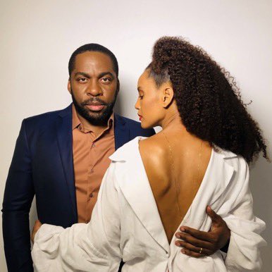 tracklist's tweet image. Lázaro Ramos revelou que ele e Taís Araújo são bastante diferentes, mas que se conectam pela fofoca: 

“A gente ri muito junto, a gente fofoca muito. A gente se vê todo dia e fica trocando Whatsapp o dia todo pra fofocar. Isso conecta muito a gente"