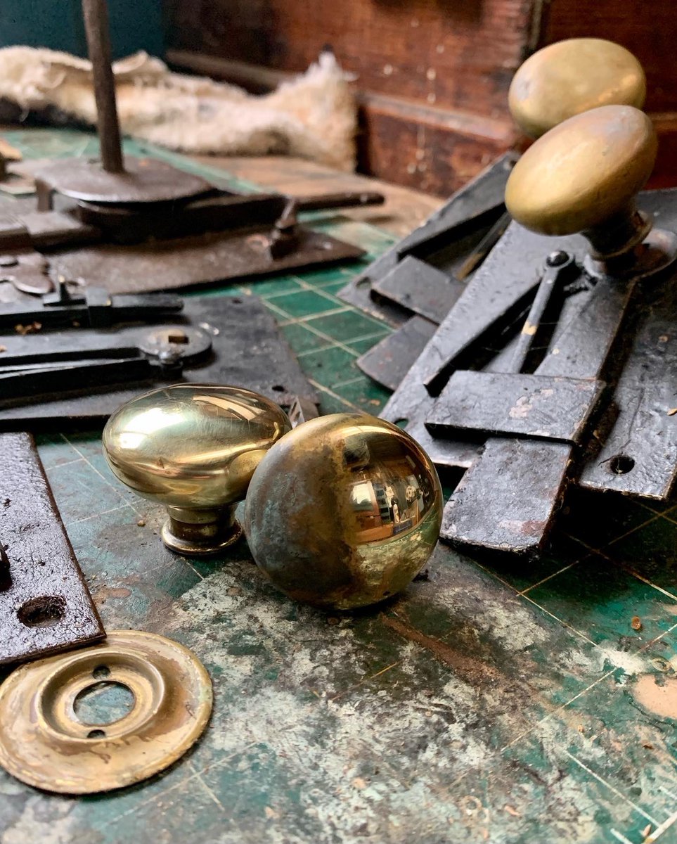 2016industrial's tweet photo. Delivering furniture this morning & in a neighbours skip we’re 4 nasty 1960’s chipboard doors. But they all had Georgian Skeleton/Bow door latches with bolts. If gave them £20 after explaining I wanted the locks. #antique #antiquelocks #skeletonlatch #restore #salvaged #workshop https://t.co/XE7KLWHQQw
