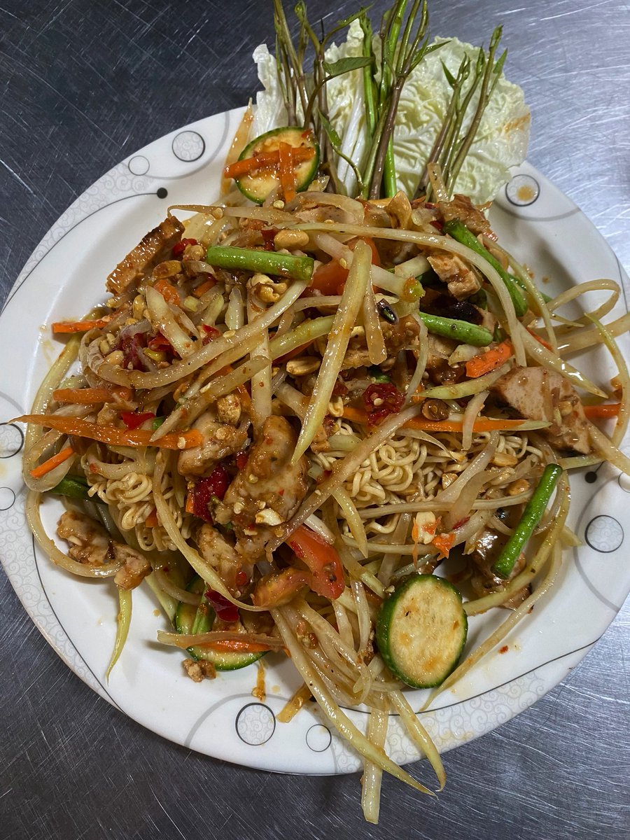 មក​ញុំា​មីបុក​បែប​ថៃ​ ល្បី​ថា​ឆ្ងាញ់​នៅ​បាក់ទូក​។ 😍