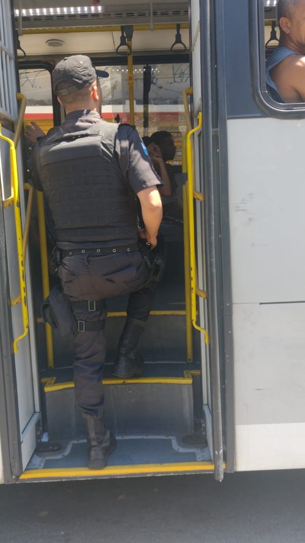 PMERJ's tweet photo. Visando coibir os roubos no interior de coletivos, a 
@PMERJ, através dos policiais que atuam no #GPTOU, intensifica as abordagens e revistas nos pontos mais sensíveis do #Rio.
Veja a ação do #3BPM, no Jacaré. https://t.co/ZHsJJQfwA1