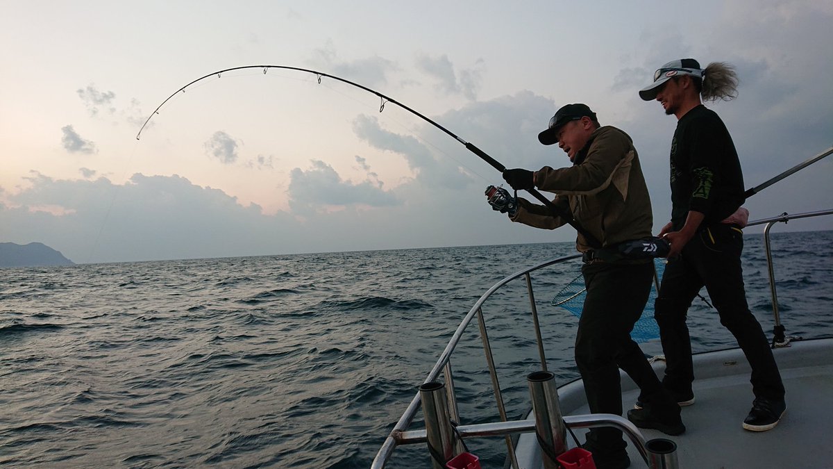 GAMISAN18's tweet photo. 夕方から2時間勝負🎣
友人がキャスティングで初キャッチ🙌
船長もプロトのロッドとルアーでナイスキャッチ🙌

自分の写真がない…
#ヒラマサキャスティング
#ヒラキャス
#キャスティング
#Dreamrshigh
#下関 https://t.co/lVYFc0nBCW