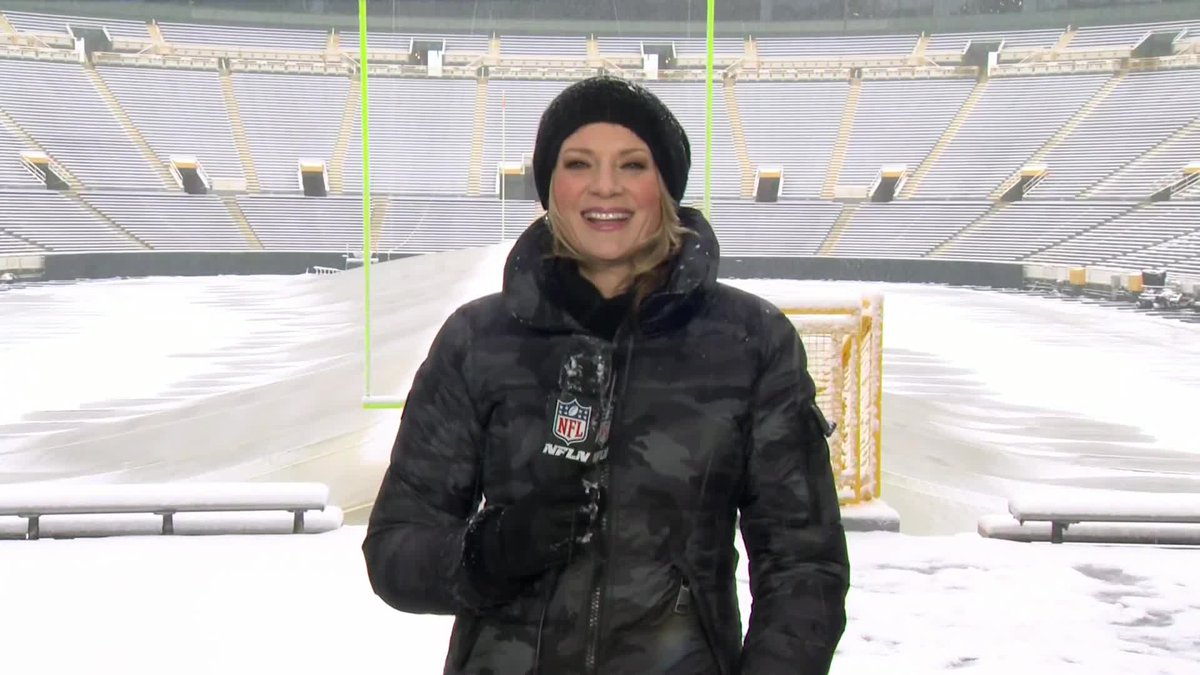 nflnetwork's tweet photo. We got ourselves our first snow game of the season!

Please stay warm, @StaceyDales. https://t.co/6F6PbWFvzO