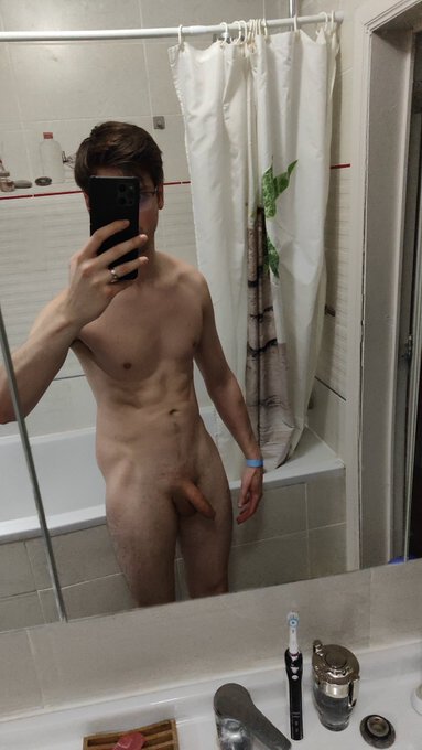 Random pic of Saturday...  Should i make a vid in bathroom ?   Pic random du dimanche, je viens de me<a href="/tag/maqueue"class="tags"><span>#maqueue</span></a>