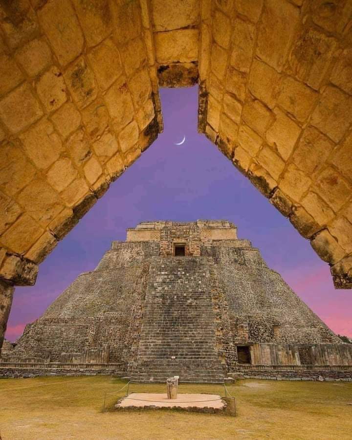 Arquitectura maya con alineación a la luna.