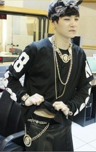 hopespiration's tweet photo. i refuse to let people forget that yoongi used to pose like this https://t.co/a4zPLrtSpO