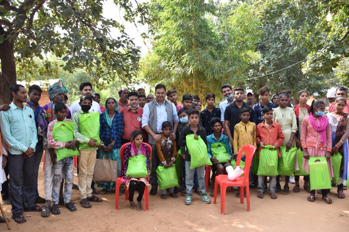 collectormahi's tweet photo. ખાનપુર તાલુકાના અનાથ બાળકો સાથે બાલદીનની ઉજવણી કરવામાં આવી, જેમાં બાળકોને સ્વેટર,નવા કપડાં અને શિક્ષણની સામગ્રીનું વિતરણ કરવામાં આવ્યું.@CMOGuj @Bhupendrapbjp @trajendrabjp @pkumarias @kamaldayani @manishbansalias @mahimahiti @InfoGujarat https://t.co/Fn9fH1jd6q