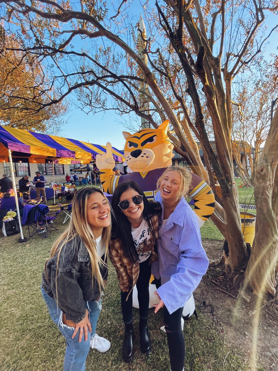 _taylala_'s tweet photo. Big LSU girl💛💜 https://t.co/O9tVlwpYVD
