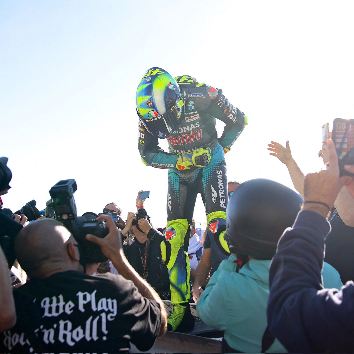 FaktaSepakbola's tweet photo. Valentino Rossi:
🏆 9 Championships
🏍 372 Races
🏁 199 Podiums
🥇 89 Wins

Happy retirement, The Doctor!
#GrazieVale https://t.co/v9cwDUg4kS