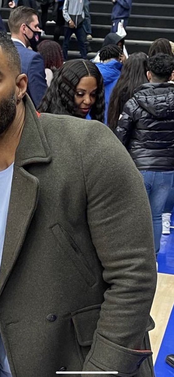 Quanyardy's tweet photo. @ronfergmb Shorty in the back ready to risk it all https://t.co/LOskn8jhgo