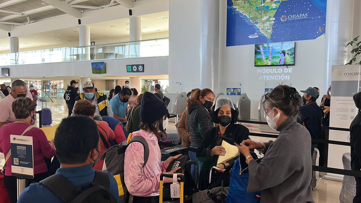 mardidavril's tweet photo. @AeromexicoUSA Hey, did everyone call in sick today in Tuxtla? There is a huge line and no employees to be seen. Two hours to boarding too. https://t.co/CSN8R7GntG