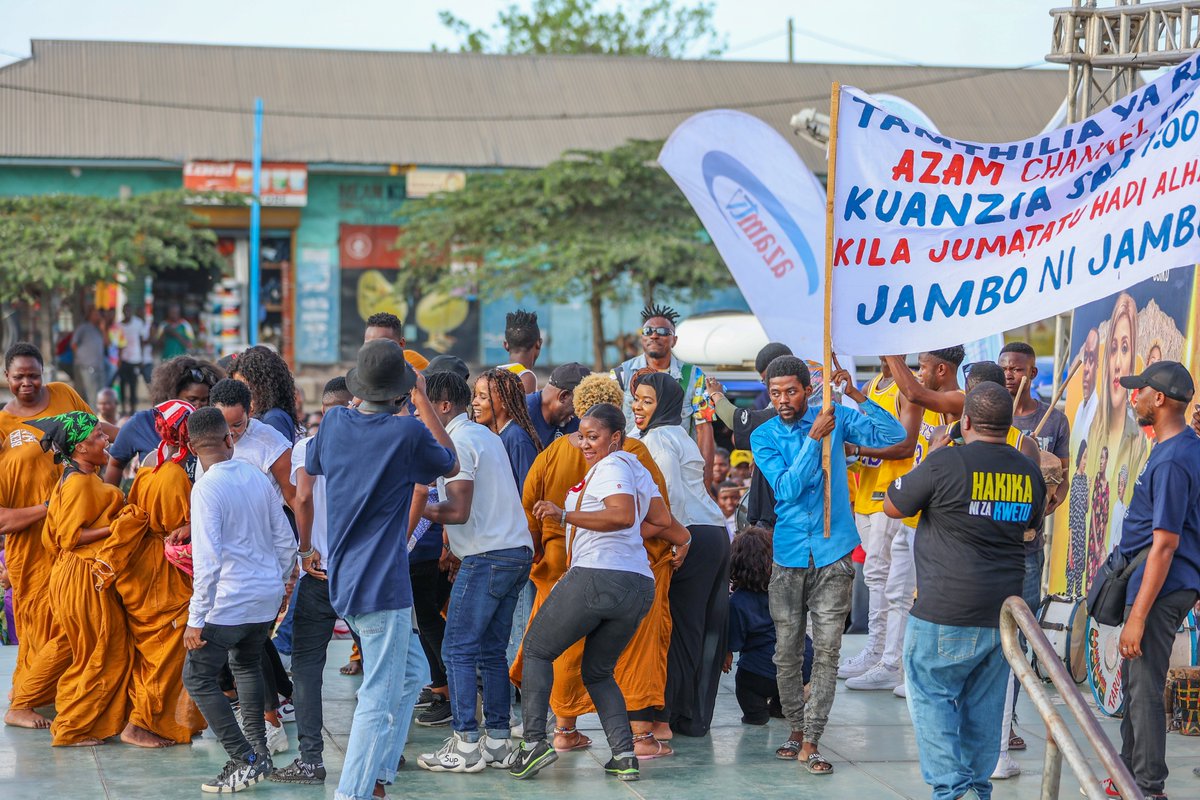 azamtvtz's tweet photo. Chuchu Hans alipoongoza #TeamBekiTatu tamthiliya hii itakujia kila siku ya Jumatatu hadi Alhamisi kuanzia saa 1.30 Usiku

Shughuli iko MBASHARA #SinemaZetu kuanzia saa 10.00 Jioni

#JamboJambo #Kombolela #BekiTatu #Kitasa #SinemaZetu https://t.co/kP3ixIKXWA