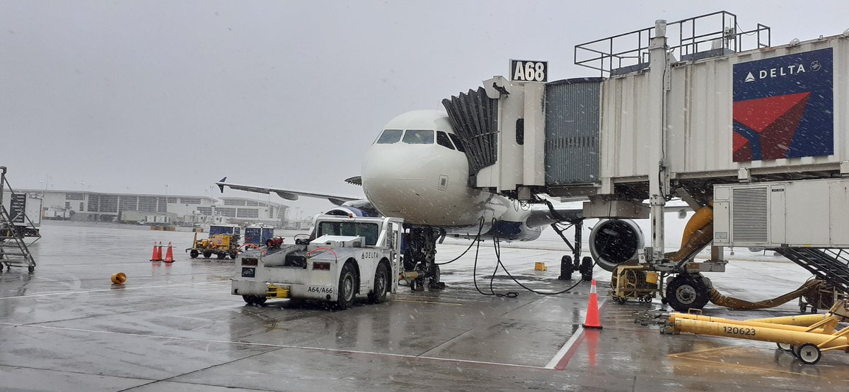 AquaBugg's tweet photo. First Snow, Nov.14,2021. Detroit Metro Airport. #KDTW https://t.co/oGQP4rVNxp